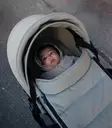 Stokke YoYo Newborn shell kantokoppa Taupe vauvalla. - Resevagnar och barnvagnar - 646304 - 5