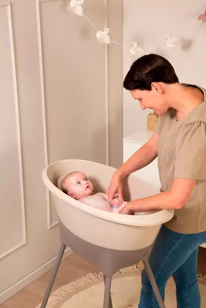 Vauvan kylpyamme Luma Almond vauvalla kylvyssä. - Badkar och badstöd - L15715 - 2