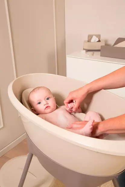 Vauvan kylpytuki Luma Almond vauvalla ammeessa. - Badkar och badstöd - L17115 - 2