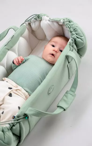 Najell SleepCarrier vol.5 Agave Green kantokassi vauvalla. - Liggvagnar och bärväskor - N20115501STA25 - 2