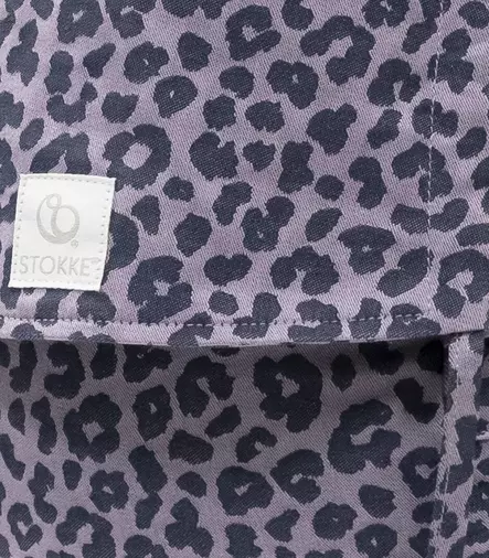 Kantoreppu Stokke Limas Carrier Plus OCS Leopard Lilac kangas läheltä. - Bärselar - 619315 - 2