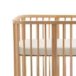 Stokke Nighti Mini muotolakana 2026 Birch Beige 60x80cm, sängyssä. - Påslakan och underlakan - 710505 - 2
