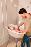Vauvan kylpyamme Luma Almond vauvalla kylvyssä. - Badkar och badstöd - L15715 - 2