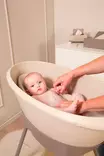 Vauvan kylpytuki Luma Almond vauvalla ammeessa. - Badkar och badstöd - L17115 - 2