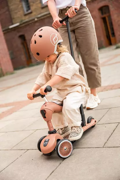 Scoot & Ride lasten pyöräilykypärä XXS Mocha, lapsella potkumopoillessa. - Cykelhjälmar - 00826 - 2