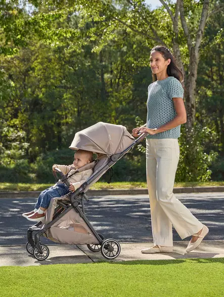 Lastenrattaat BRITAX Tira Teak kävelyllä, lapsi rattaissa. - Resevagnar och barnvagnar - 2000042376 - 2