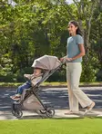 Lastenrattaat BRITAX Tira Teak kävelyllä, lapsi rattaissa. - Resevagnar och barnvagnar - 2000042376 - 2