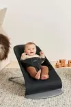 BabyBjörn Bouncer Bliss sitteri Woven, Black vauvalla olohuoneessa. - Babysittrar - BB006116 - 2
