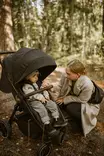 Matkarattaat BRITAX B-Agile R Carbon Black lapsella metsässä. - Resevagnar och barnvagnar - 2000042176 - 5