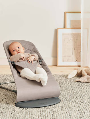 BabyBj=C3=B6rn Bouncer Bliss sitteri Woven, Sand Grey, lapsi sitteriss=
=C3=A4. - Babysittrar - BB006217 - 2