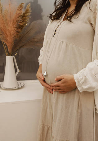 Raskauskoru Proud Mama Babybell Fine Silver pisara vatsalla. - Graviditetssmycken och amningssmycken - ID577 - 2