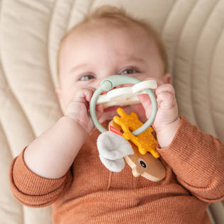 Helistin Done By Deer Sensory Ring vauvalla. - Skallror, greppleksaker och bollar - 4348227 - 2