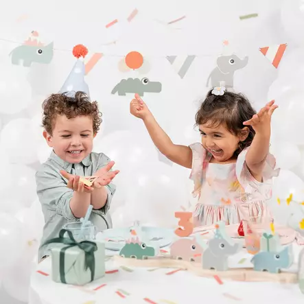 Done By Deer Garland lippunauha Celebration lasten juhlissa koristeena. - Förvarings- och inredningsprodukter - 5545197 - 2