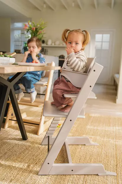 Stokke Tripp Trapp syöttötuoli Cashmere Grey lapsella Baby Setin kanssa. - Matstolar för barn - 100147 - 2