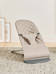 BabyBj=C3=B6rn Bouncer Bliss sitteri Woven, Sand Grey huoneessa. - Babysittrar - BB006217 - 4