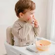 Tinynord Binot ruokalappu hihoilla Beige dot print lapsella ruokailussa. - Haklappar - 304347 - 2