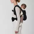 Cybex Coya Boucle kantoreppu Smoky Black, selässä. - Cybex bärsele - 525000787 - 4