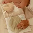 Little Dutch pehmoinen puuhakirja Newborn Naturals eri tekstuureilla. - Skallror, greppleksaker och bollar - LD8407 - 3