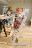 Stokke Tripp Trapp syöttötuoli Cashmere Grey lapsella Baby Setin kanssa. - Matstolar för barn - 100147 - 2