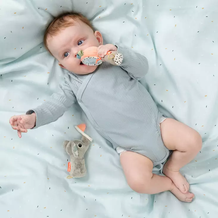 Done By Deer helistin mirrorset celebration colour mix vauvalla kädessä - Skallror, greppleksaker och bollar - 4363087 - 3