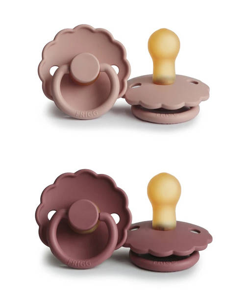 Paketissa kaksi eriv=C3=A4rist=C3=A4 tuttia. - Nappar och napphållare - 71222028 - 1