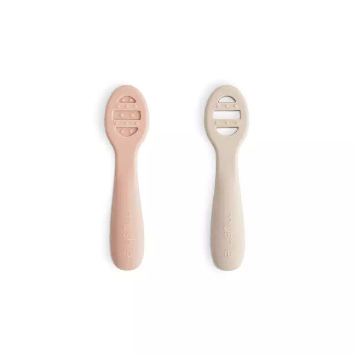 Mushie ensilusikat silikonia 2-pack Blush/Shifting Sand. - Första skedar och barnbestick - 101628 - 1