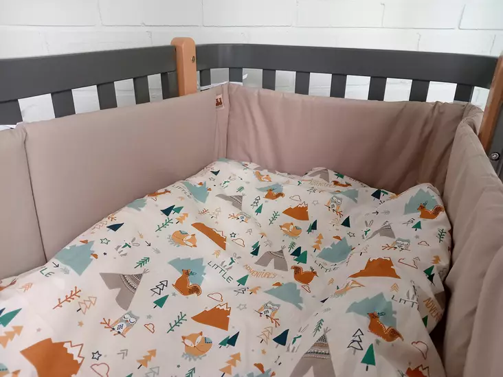 Pinnasängyn reunapehmuste Anne & Mikael Beige. - Kantskydd - 2030118 - 1