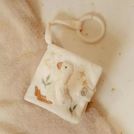 Little Dutch pikku puuhakirja Newborn Naturals, joka on helppo ripustaa roikkumaan. - Skallror, greppleksaker och bollar - LD8419 - 2