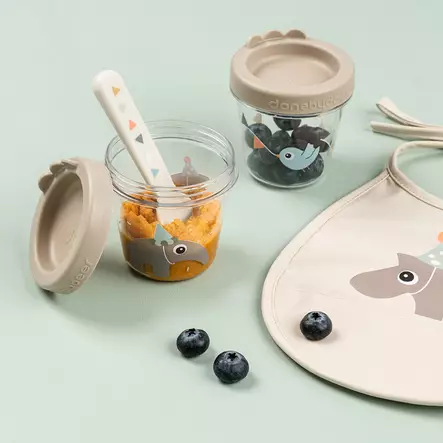 Done By Deer Baby Food Container Celebration Sand käytössä - Mellanmålspåsar, matlådor och snackskoppar - 1256139 - 2