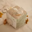 Little Dutch pehmokuutio Newborn Naturals sisältää erilaisia tekstuureita. - Skallror, greppleksaker och bollar - LD8409 - 3