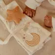 Little Dutch pikku puuhakirja Newborn Naturals kuu aukeama. - Skallror, greppleksaker och bollar - LD8419 - 4