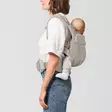 Cybex Amya kantoreppu Dune Grey, lapsi selässä. - Bärselar - 526001239 - 7
