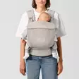 Cybex Amya kantoreppu Dune Grey edessä lapsi kantajaan päin. - Bärselar - 526001239 - 5