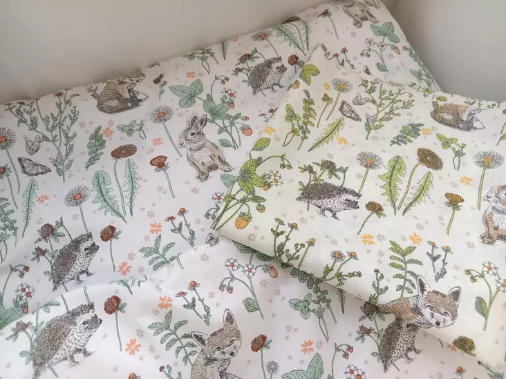 Pussilakanasetti pinnas=C3=A4nkyyn Mansikkaniitty valkoinen. - Påslakan och underlakan - 203002va - 1