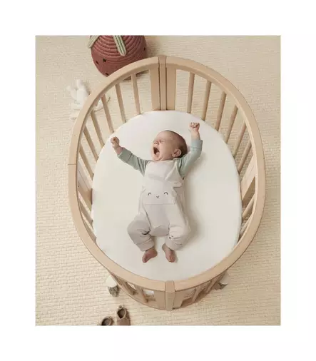 Stokke Sleepi Mini V3 pinnasänky Natural vauvalla. - Stokke Sleepi produkter - 591301bund - 2