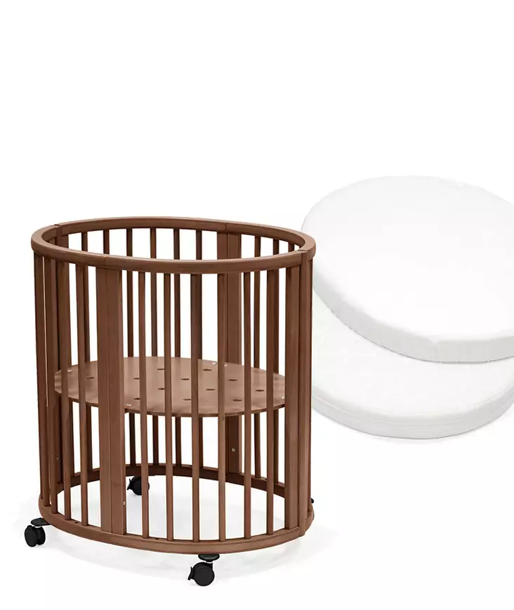 Stokke Sleepi Mini V3 pinnasänky Warm Brown patjalla ja muotolakanalla. - Stokke Sleepi produkter - 591304bund - 1