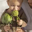 Oli&Carol purulelu-helistin Artichoke lapsella. - Tuggleksaker - L-RATTLE-ARTICHOKE - 2