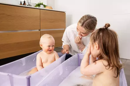 Stokke Flexi Bath kylpyamme Lavender lapsilla. - Badkar och badstöd - 531914pak - 2