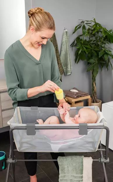 Stokke Flexi Bath kylpyamme Sandy Beige ammejaloilla. Ergonominen kylvetysasento säästää selkää. - Badkar och badstöd - 531912pak - 2