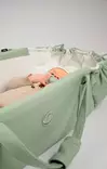 Najell SleepCarrier X kantokassi Agave Green vauvalla. - Liggvagnar och bärväskor - N20115501PAK - 2