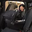 Nuna Pipa Urbn turvakaukalo 2026 Caviar autossa vauvalla. - Babyskydd 0-13 kg - CF15610CVRGL - 2