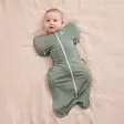 Love To Swaddle Up kapalopussi Deep Olive vauvalla. - Babynest och sovpåsar - L2001002DOL - 2