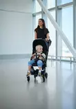 Nuna Viaa Cabn matkarattaat Caviar lapsella lentokentällä. - Resevagnar och barnvagnar - ST21601CVRGL - 3