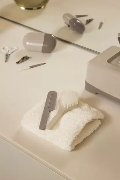 Vauvan kampa & harja Luma Almond hoitopöydällä. - Hudvård, tandvård och hårvård - L20915N - 2