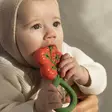 Oli&Carol purulelu-helistin Tomato lapsella. - Tuggleksaker - L-RATTLE-TOMATO - 2