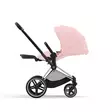 Cybex Priam 2023 rattaat värissä Peach Pink sivusta kallistettuna. - - - 4