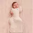 Love To Swaddle Up kapalopussi 50/50 Oat, vauvalla toinen käsi vapautettuna. - Sovpåsar - L2001001OAT - 2